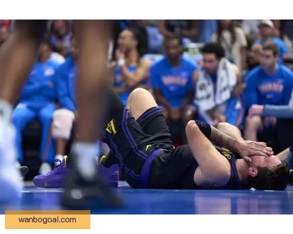 东契奇突破遭遇腿筋拉伤紧急退出比赛 返回更衣室进行治疗 东契奇突破遭遇腿筋拉伤紧急退出比赛 返回更衣室进行治疗