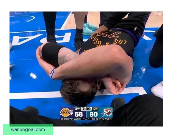 东契奇强势突破突发腿筋伤情离场治疗球队前景引关注